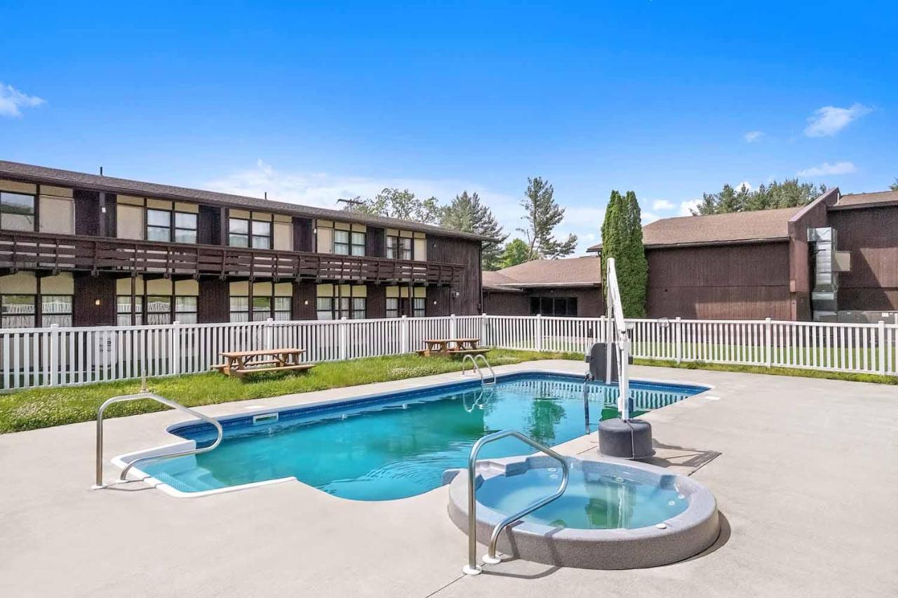 Shadowbrook Resort Tunkhannock Bagian luar foto